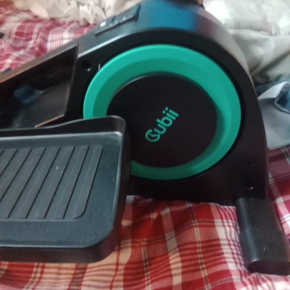 Cubbi excercise machine black with green on it. - Picture 3 of 4